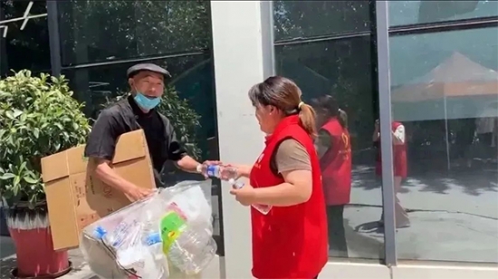 夏日送清凉 点滴润人心 | best365学生开展夏日送清凉志愿服务活动