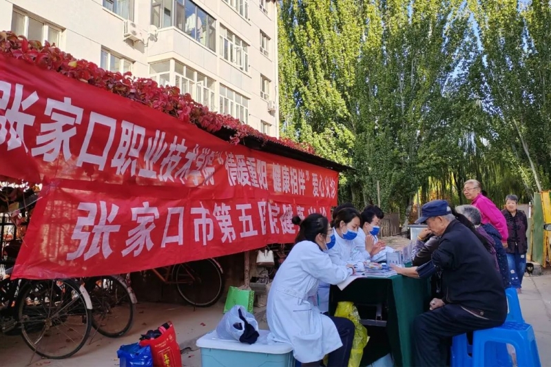 学院为离退休老同志提供健康义诊服务