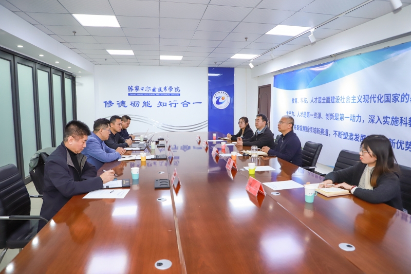 院长王立军与腾讯云和智慧产业河北区总经理王静楠进行座谈