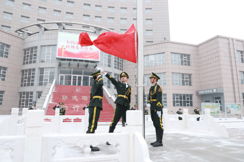 学院举行“学雷锋”主题升旗仪式