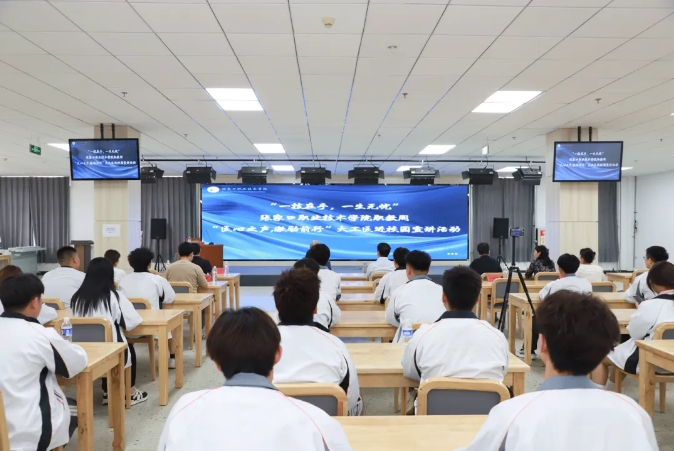 职业教育活动周 | best365举办“大国工匠进校园”宣讲活动