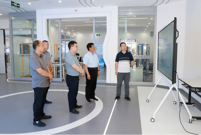 党委书记冯印涛与宝德数坝产业（河北）有限公司总经理魏华座谈