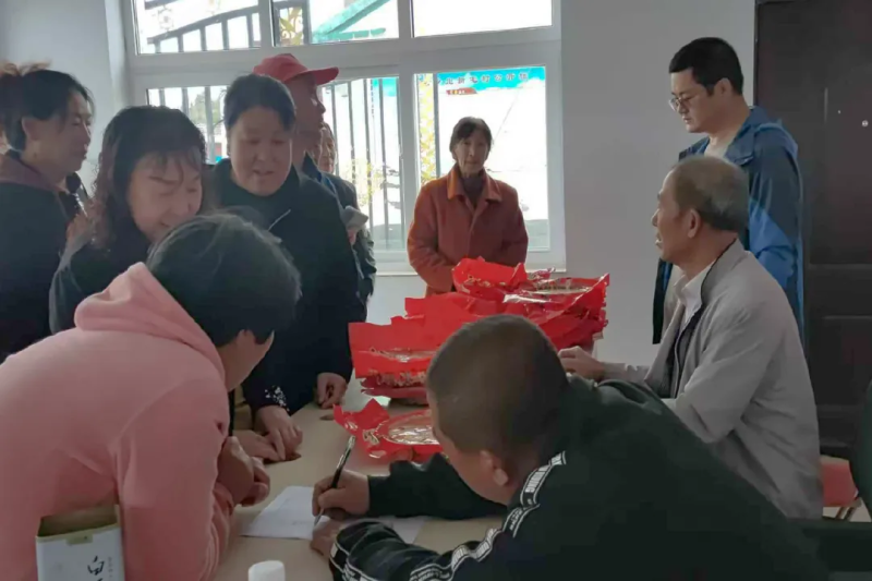 学院驻村工作队开展中秋送温暖活动