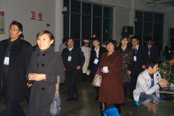 评估专家组成员与学生共进晚餐