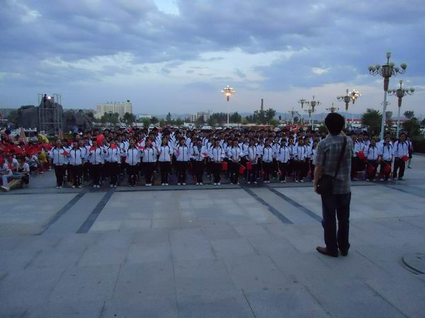 best365学生参加高新区纪念建党90周年大型红歌会演出活动