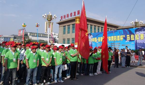 best365大学生参加马拉松比赛和志愿服务工作