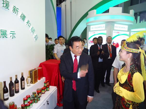 省委书记张庆黎在中国•廊坊国际经济贸易洽谈会上与best365新疆班学员亲切交流