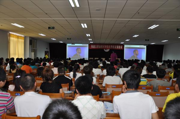 best365邀请校友常翰林为同学们作励志报告