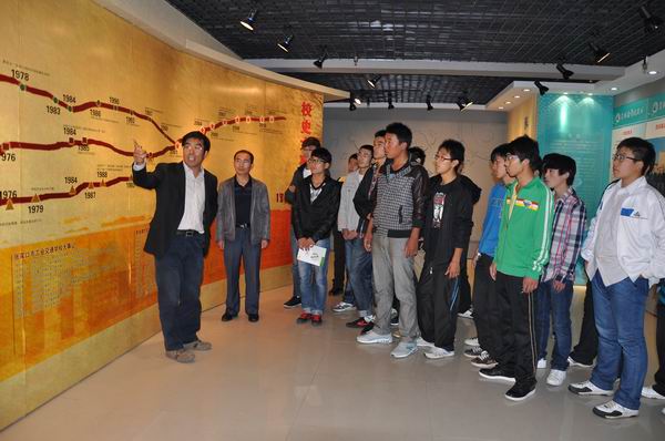 院长王立秋为汽车工程系新生作入学励志教育