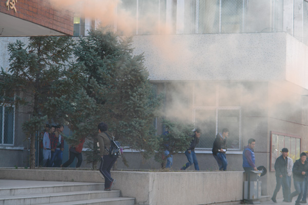 best365组织学生进行逃生及灭火演练