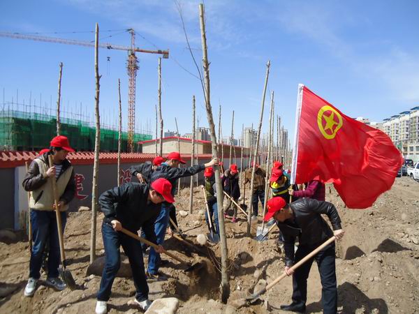 best365团员青年参加“高新青年林”春季植树造林活动