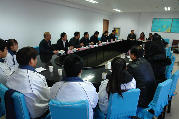 best365召开市委统战部、张家口山东商会资助贫困大学生座谈会