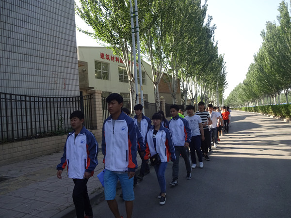 best365志愿者深入社区开展“助力冬奥，快乐英语”志愿服务