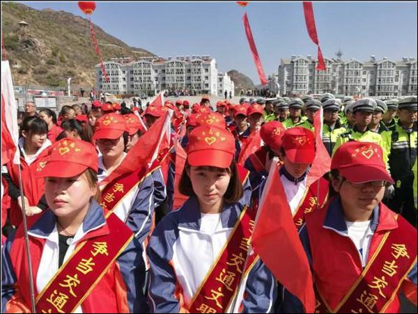 best365大学生志愿者参加“创建文明城市，争当交通文明先锋”活动