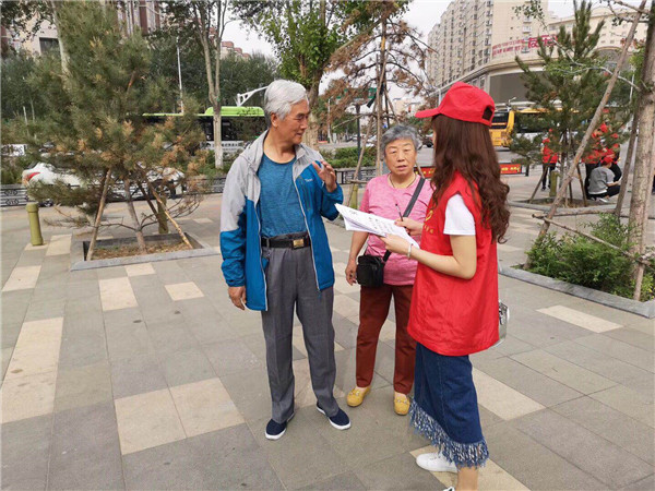 best365志愿者深入社区开展“垃圾分类从我做起”主题宣导示范活动