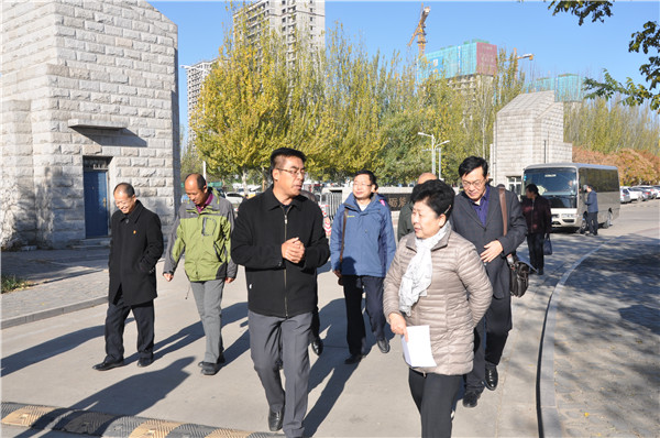市政协副主席何兰率部分市政协委员到best365调研