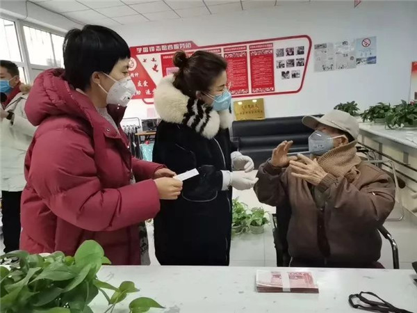 致敬！best365退休老教师缴纳1万元特殊党费