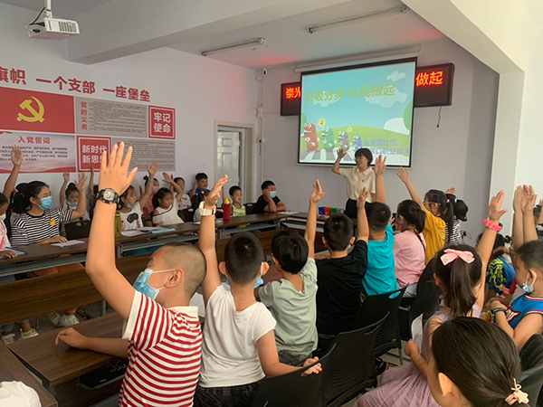 best365部分青年团干下沉社区助力创城
