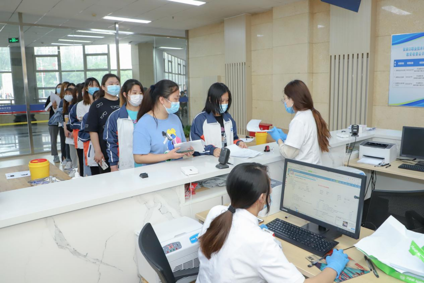 best365师生第二针新冠肺炎疫苗接种工作有序展开