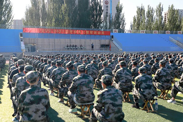 best365西校区举行2021级新生开学典礼暨军训动员大会