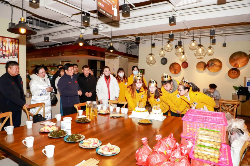 党委书记冯印涛看望慰问best365冬奥志愿者