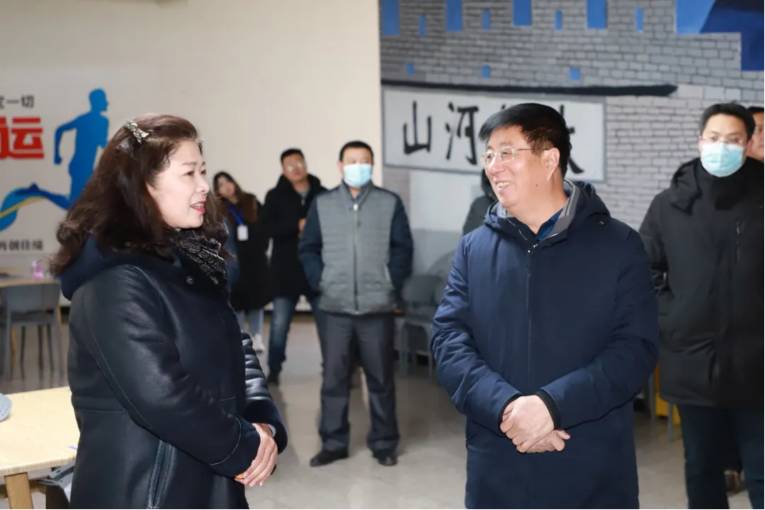 相约冬奥——扛红旗、当先锋 | 党委书记冯印涛看望best365参与冬奥重点文化活动师生