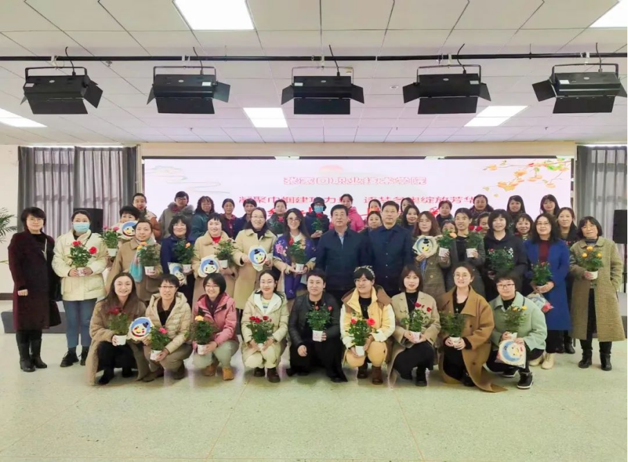 “绣出冬奥色彩 花漾生活绽放”——学院女职工以刺绣学习活动共庆祝妇女节