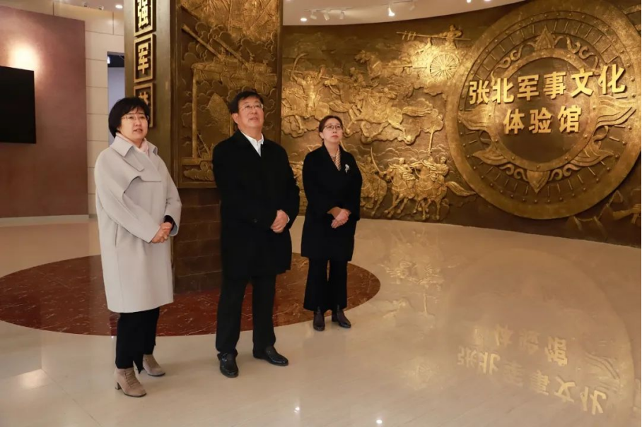 党委书记冯印涛同张北县县长侯东林就推进双方深入合作进行座谈