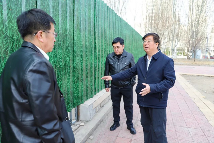 党委书记冯印涛调研校园项目推进和基础设施改造情况