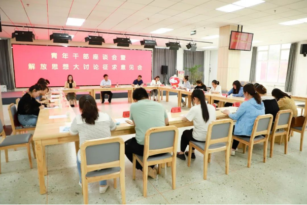 党委书记冯印涛主持召开学院青年干部座谈会