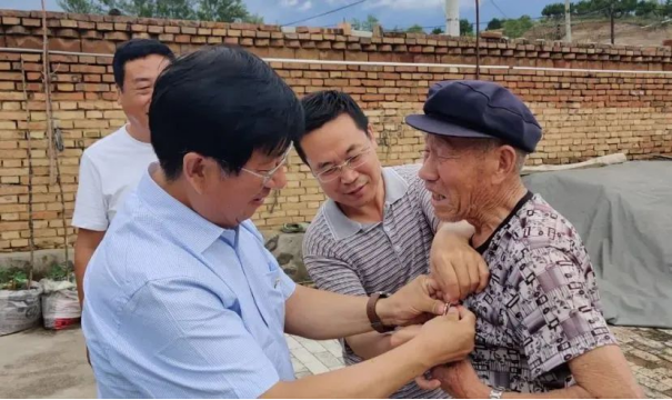 学院领导看望慰问best365定点帮扶村老党员