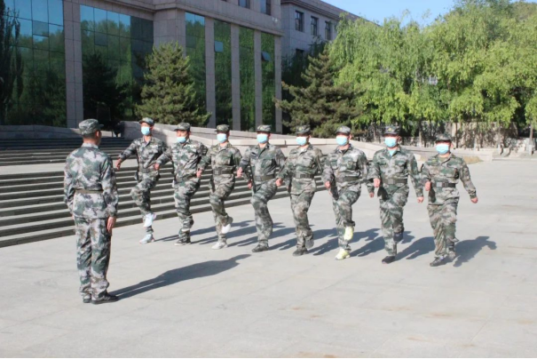 党委书记冯印涛看望慰问best365在训民兵