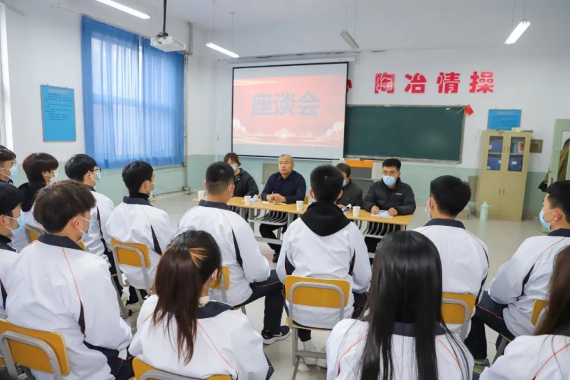 院长王立军与机电工程学院学生代表进行座谈